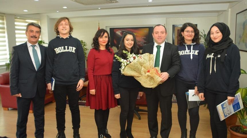 &Ouml;ğrenciler M&uuml;d&uuml;r Yıldız&rsquo;la r&ouml;portaj yaptı