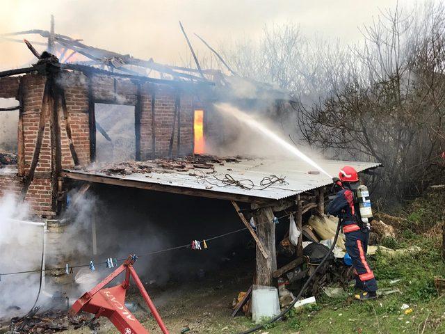 Elektrik kontağı 2 katlı evi kül etti