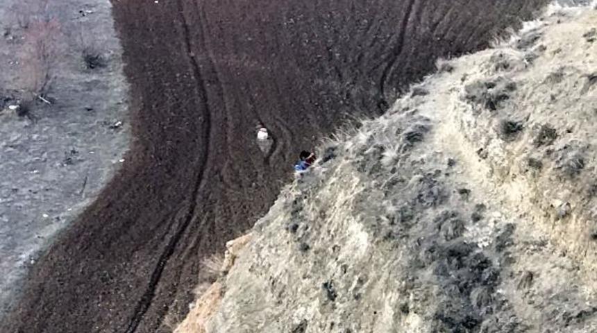 Sivas'ta genç kız intihardan vazgeçti, ayağı kayınca kayalıklardan yuvarlandı