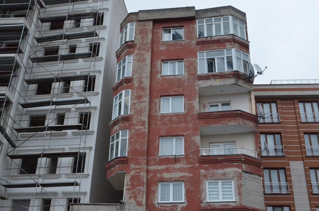 Bağcılar'da g&ouml;reni şaşkına &ccedil;eviren bina 