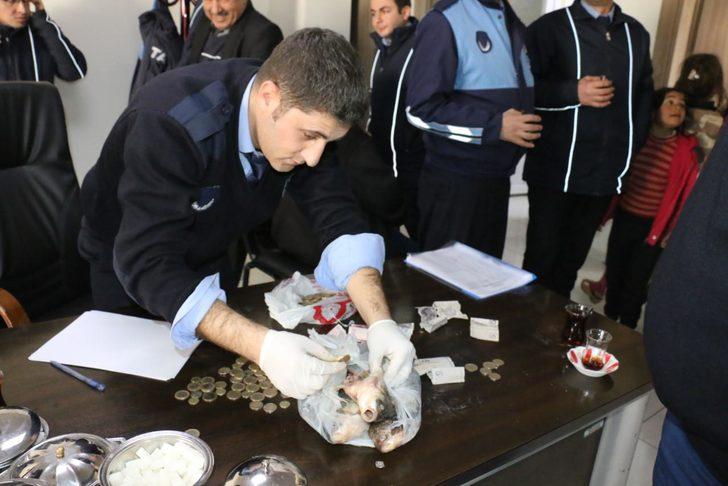 Dilendikleri paraları balık ve ekmek içine gizlediler  G2