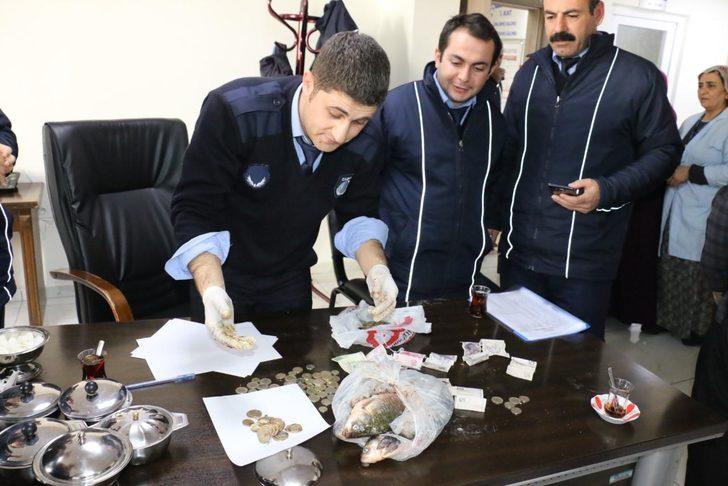 Dilendikleri paraları balık ve ekmek içine gizlediler  G4