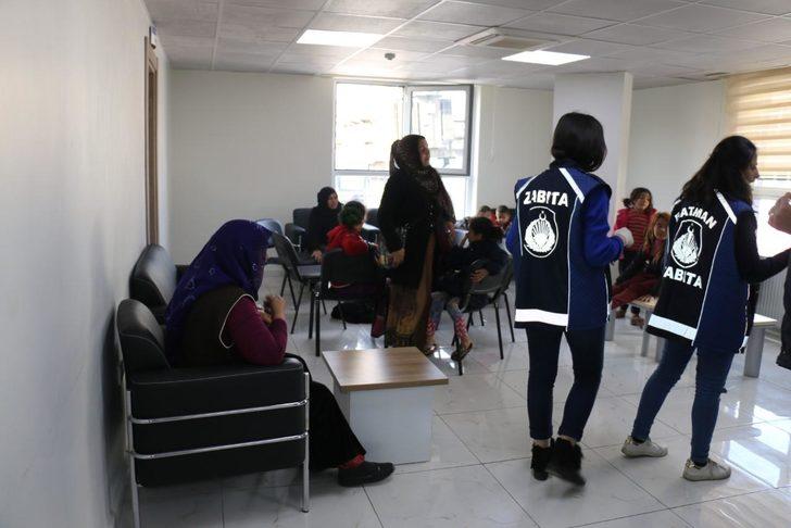 Dilendikleri paraları balık ve ekmek içine gizlediler  G5