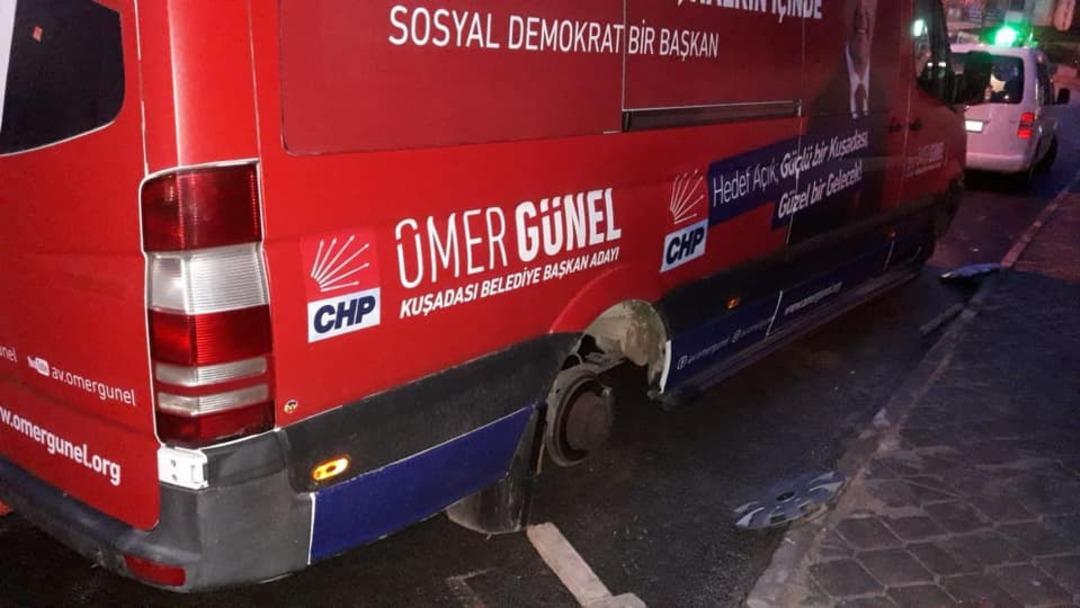 Kuşadası&rsquo;nda CHP&rsquo;li başkan adayının se&ccedil;im minib&uuml;s&uuml;n&uuml;n lastikleri kesildi