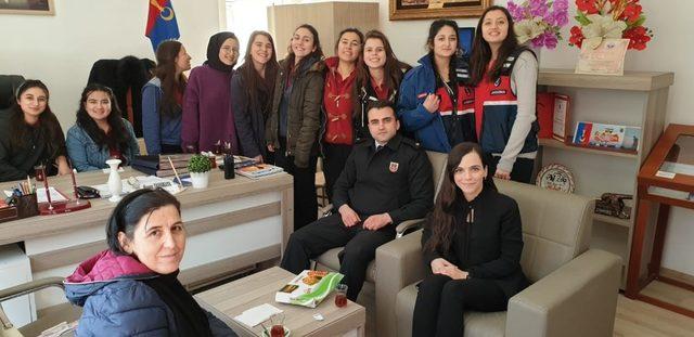 Lise öğrencilerinden İlçe Jandarma Komutanlığına ziyaret