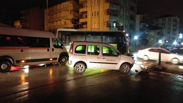 İşçi servisi hafif ticari araçla çarpıştı: 2 yaralı