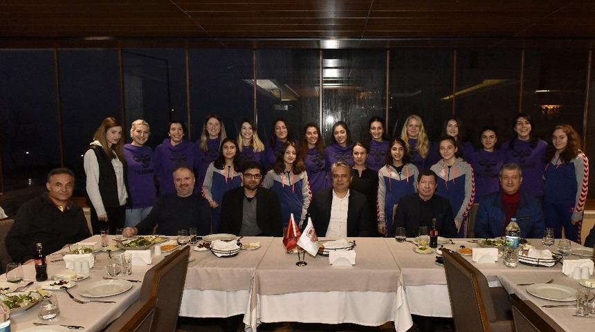 Uysal&rsquo;dan hentbolculara moral yemeği