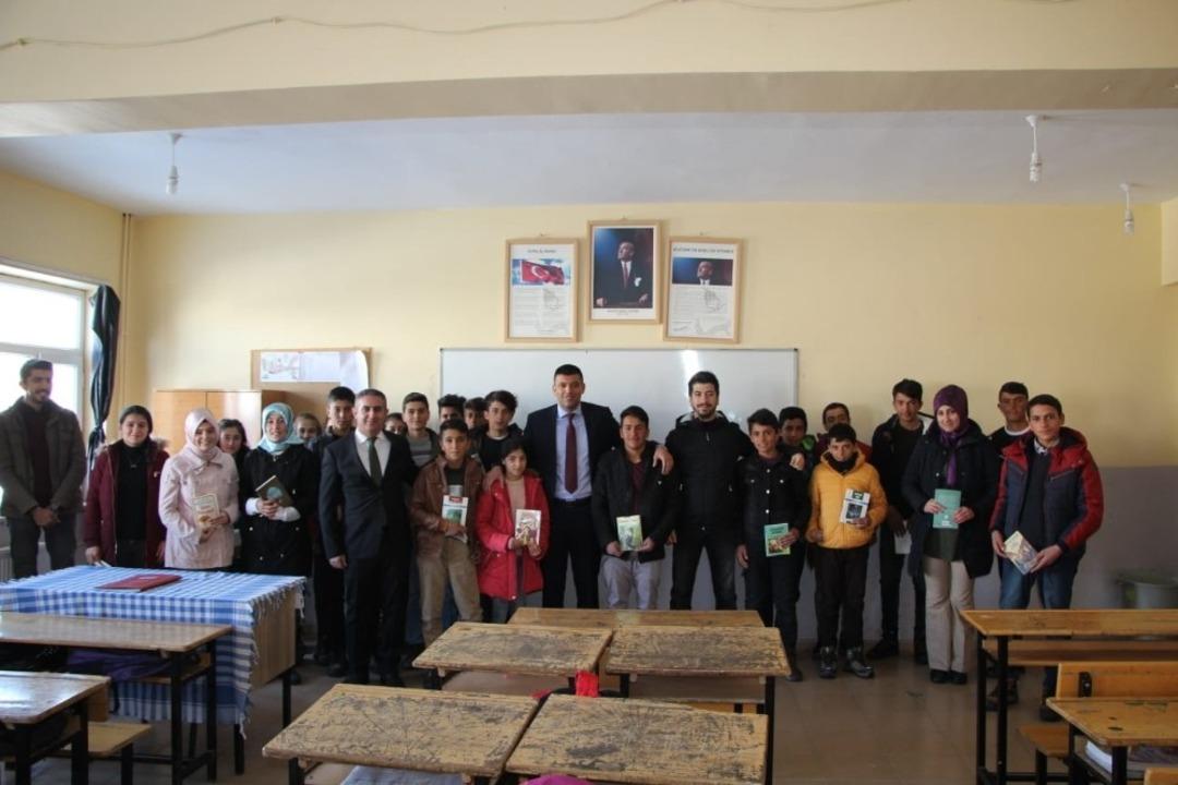 M&uuml;d&uuml;r Canlı&rsquo;dan k&ouml;y okullarına ziyaret