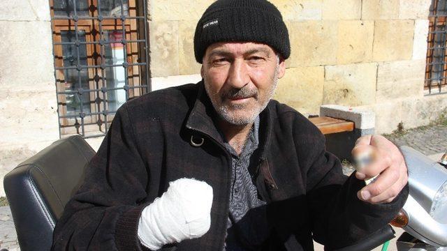 İki ayağı ve bir kolu kesildi yine sigaradan vazgeçmedi