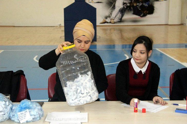 (Özel) İş umudu turşu bidonunda G3