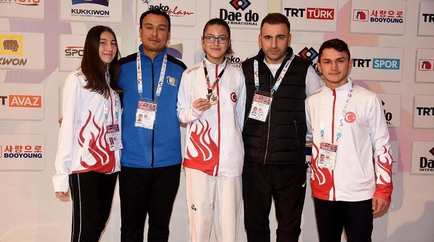 Milli taekwondocu Livanur &uuml;&ccedil;&uuml;nc&uuml; oldu