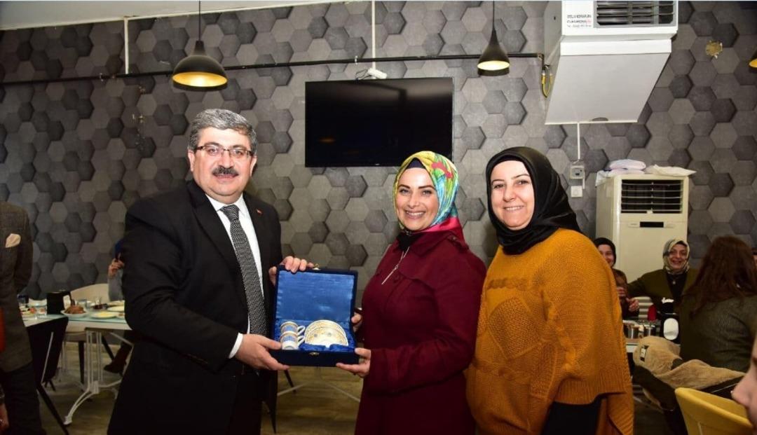 Başkan Can g&ouml;n&uuml;ll&uuml; anneleri ağırladı