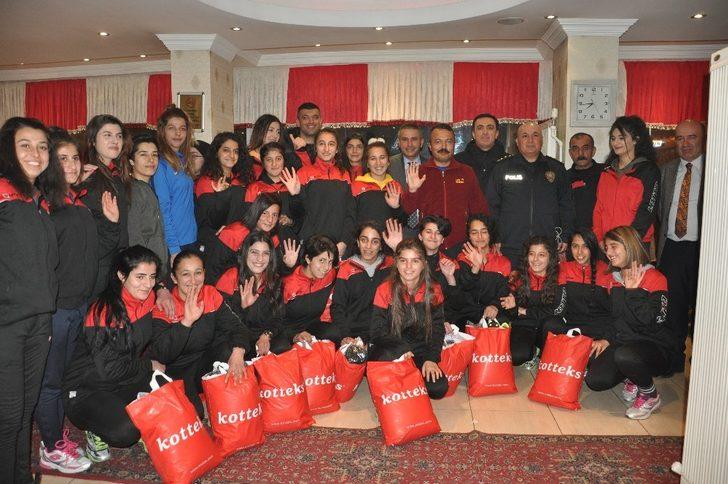 Bakan Soylu’dan kadın sporculara malzeme desteği G1