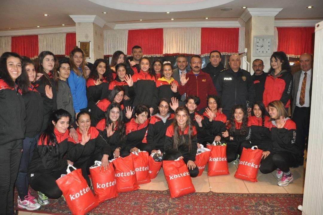 Bakan Soylu&rsquo;dan kadın sporculara malzeme desteği