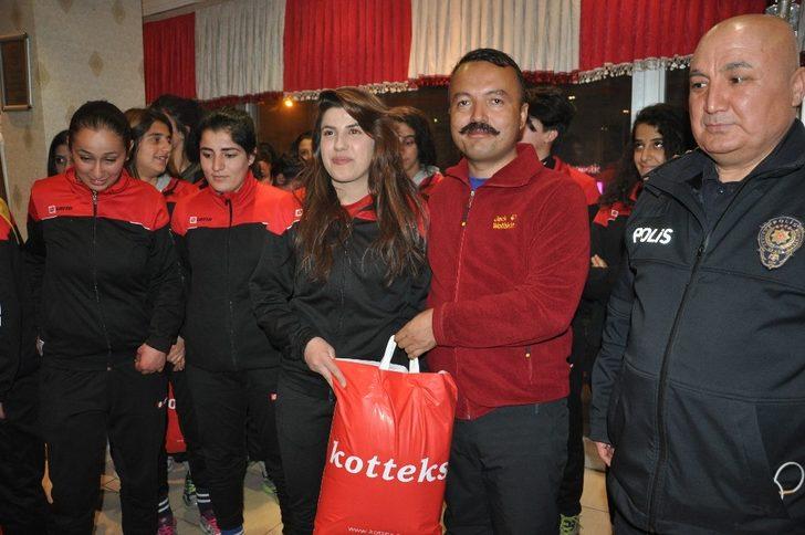 Bakan Soylu’dan kadın sporculara malzeme desteği G2