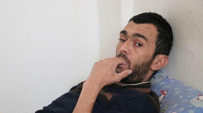 Yemek yerken lokmaları düşürmeye başlayınca ortaya çıktı! Elini ağzından çıkaramıyor