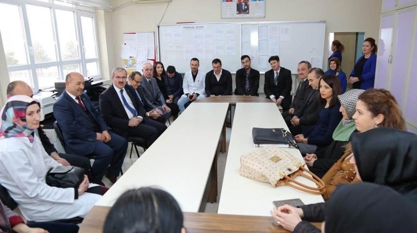 Vali Toraman&rsquo;dan &ouml;ğretmenlere &ccedil;alışma uyarısı