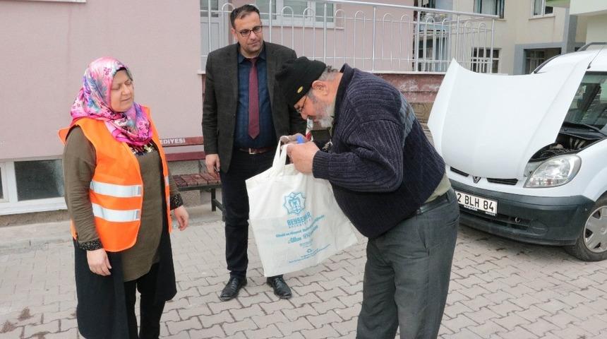 Beyşehir Belediyesinden vatandaşlara &uuml;cretsiz bez alışveriş torbası