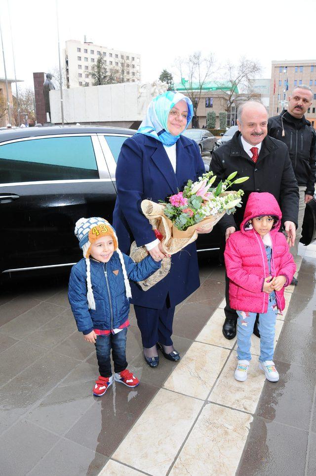 Bakan Selçuk'tan, evde bakım yardımı alan engellilere müjde