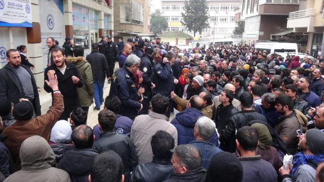 Suriyelilerin Avrupa'ya gönderileceği söylentisi izdihama neden oldu