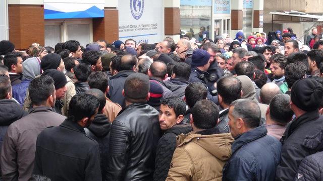 Suriyelilerin Avrupa'ya gönderileceği söylentisi izdihama neden oldu