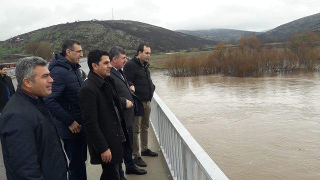 Aşırı yağıştan köprü ulaşıma kapandı