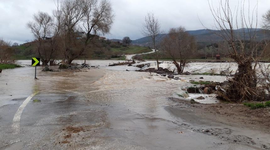 Aşırı yağıştan k&ouml;pr&uuml; ulaşıma kapandı