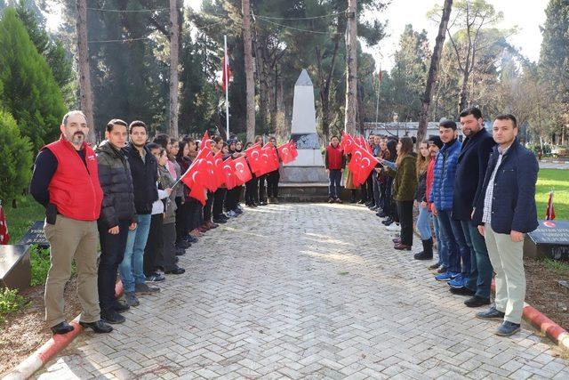 ’Vatan aşktan üstündür’ diyerek Sevgililer Günü’nde şehitliği ziyaret ettiler