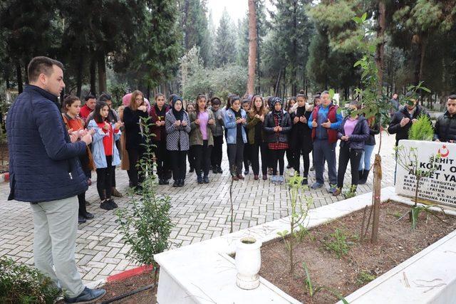 ’Vatan aşktan üstündür’ diyerek Sevgililer Günü’nde şehitliği ziyaret ettiler