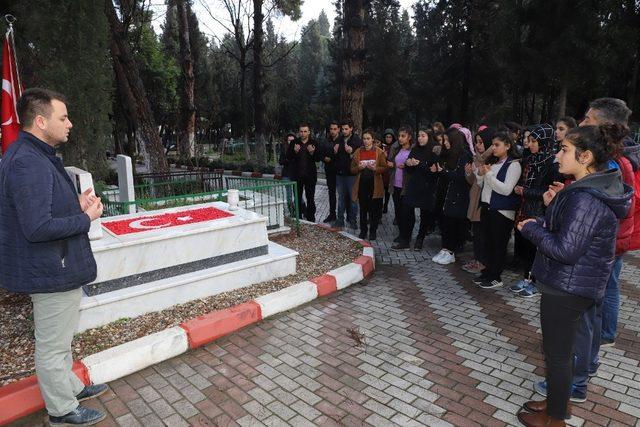 ’Vatan aşktan üstündür’ diyerek Sevgililer Günü’nde şehitliği ziyaret ettiler