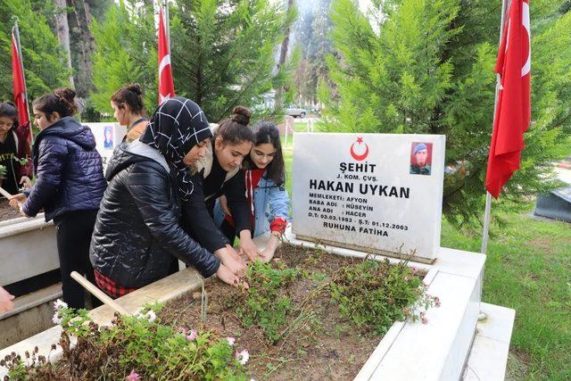 ’Vatan aşktan üstündür’ diyerek Sevgililer Günü’nde şehitliği ziyaret ettiler