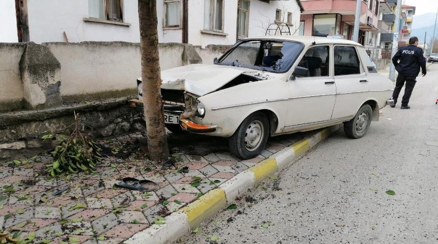 Otomobil ağaca &ccedil;arptı: 2 yaralı