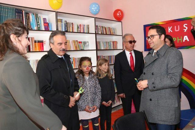 NEVÜ Gökkuşağı ekibinden köy okuluna kütüphane yapıldı