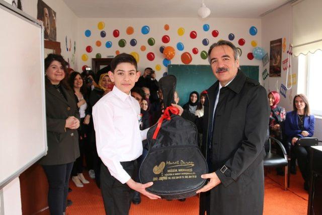 NEVÜ Gökkuşağı ekibinden köy okuluna kütüphane yapıldı