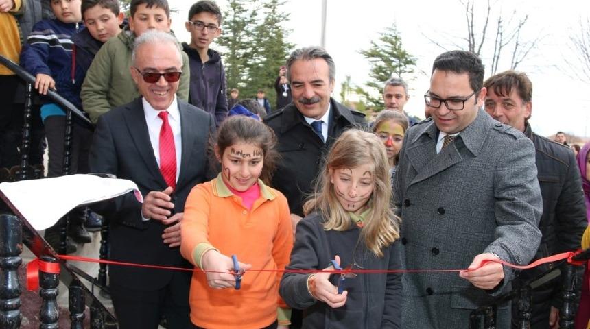 NEV&Uuml; G&ouml;kkuşağı ekibinden k&ouml;y okuluna k&uuml;t&uuml;phane yapıldı