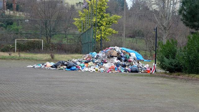 Trabzon'da ilginç olay: Belediye, çöpleri anlaşmazlık yaşadığı tatil köyü girişine döktü iddiası