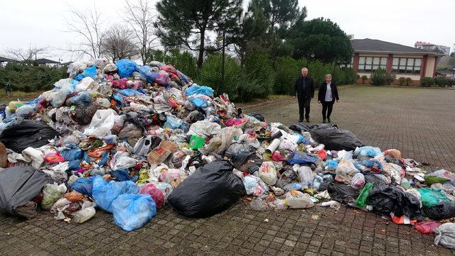 Trabzon'da ilginç olay: Belediye, çöpleri anlaşmazlık yaşadığı tatil köyü girişine döktü iddiası