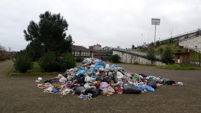 Trabzon'da ilginç olay: Belediye, çöpleri anlaşmazlık yaşadığı tatil köyü girişine döktü iddiası