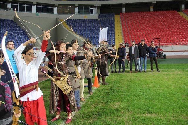 Geleneksel okçuluk kursları Mersin Stadı’nda başladı