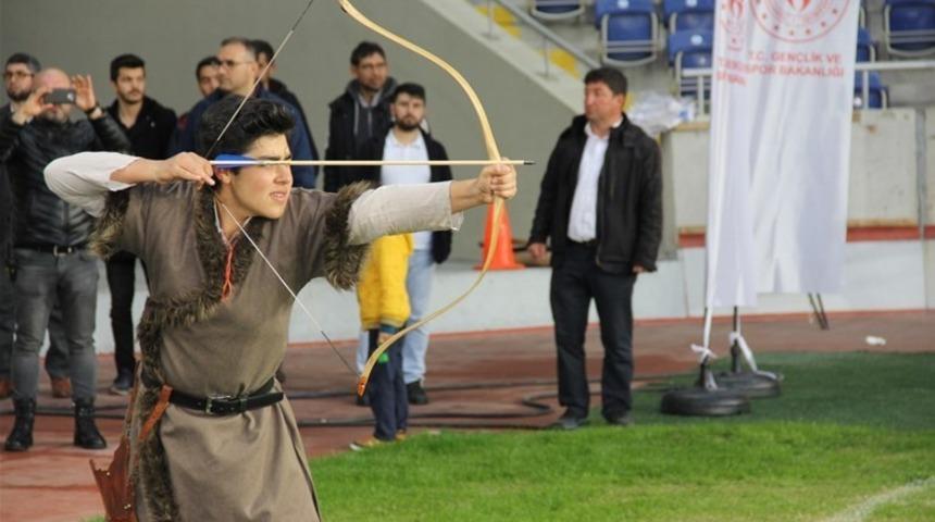 Geleneksel ok&ccedil;uluk kursları Mersin Stadı&rsquo;nda başladı