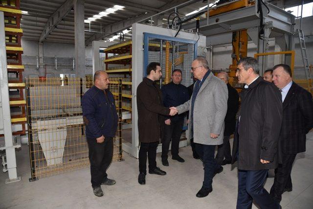 Başkan Ergün kilit parke taş fabrikasını gezdi