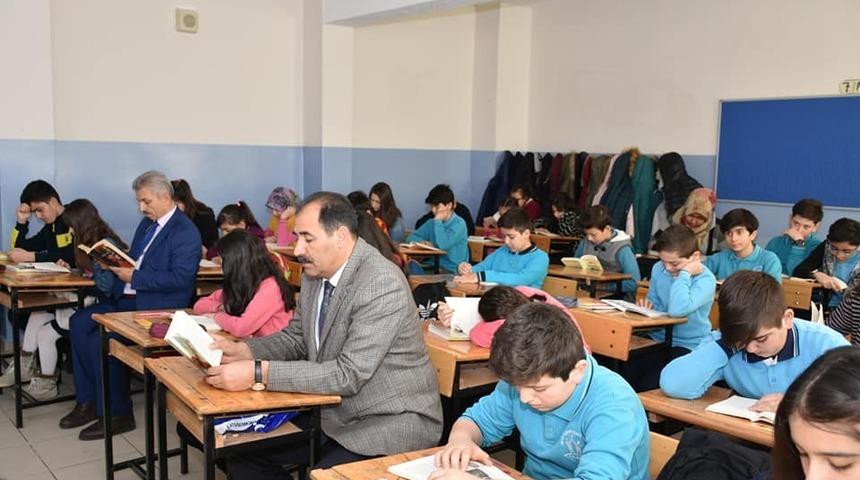 Güne kitap okuyarak başlıyorlar