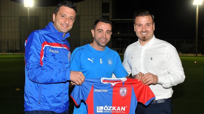 Altınordu Xavi'ye forma hediye etti