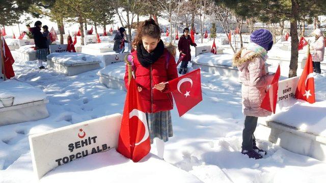 Ortaokul öğrencilerinden Karskapı Şehitliğine ziyaret