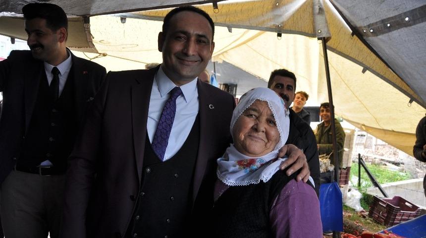 Atsız Afşın aracı oldu semt pazarı sorunu &ccedil;&ouml;z&uuml;ld&uuml;