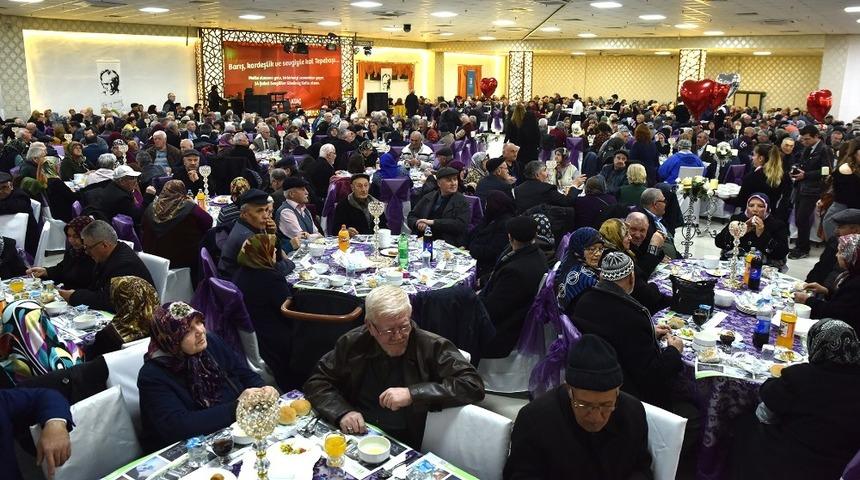 Evlilikte 41 yılı geride bırakan 430 çift ile bir araya geldi