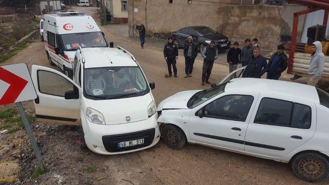 Yavuzeli’nde iki araç kafa kafaya çarpıştı: 3 yaralı