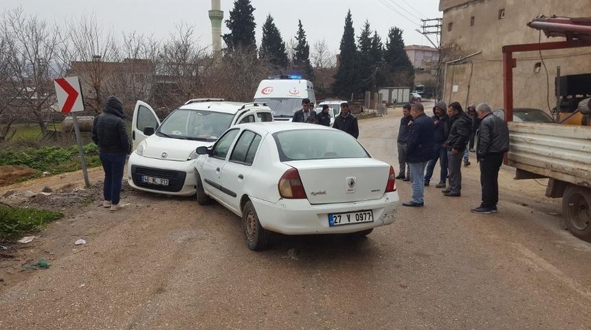 Yavuzeli&rsquo;nde iki ara&ccedil; kafa kafaya &ccedil;arpıştı: 3 yaralı