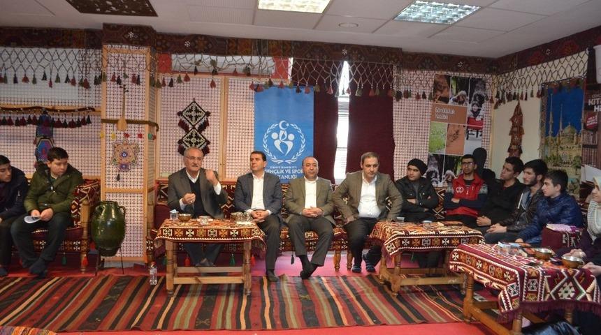 Kahtalı gen&ccedil;ler yazarlarla buluşuyor