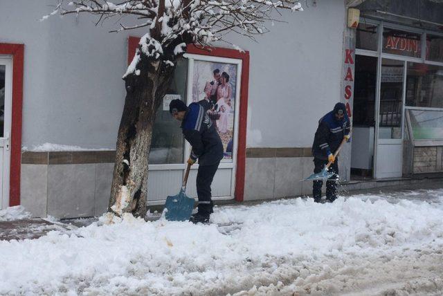 Başkan Bozkurt kar savurma makinesi başında